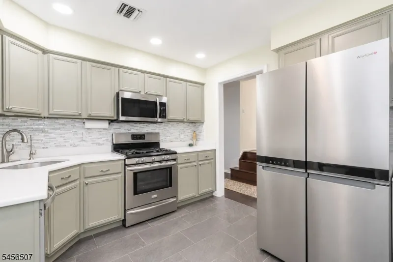 19 Schindler Dr Rockaway, NJ 07866