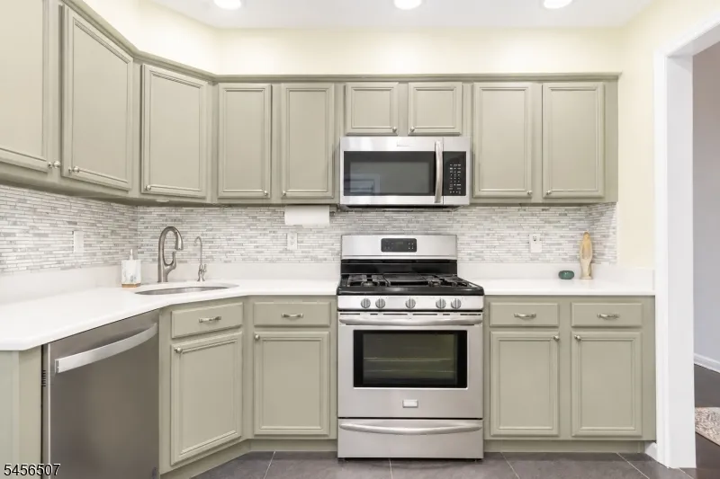 19 Schindler Dr Rockaway, NJ 07866