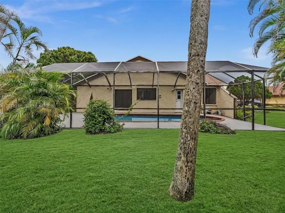 8813 Paradise Ct Tamarac, FL 33321