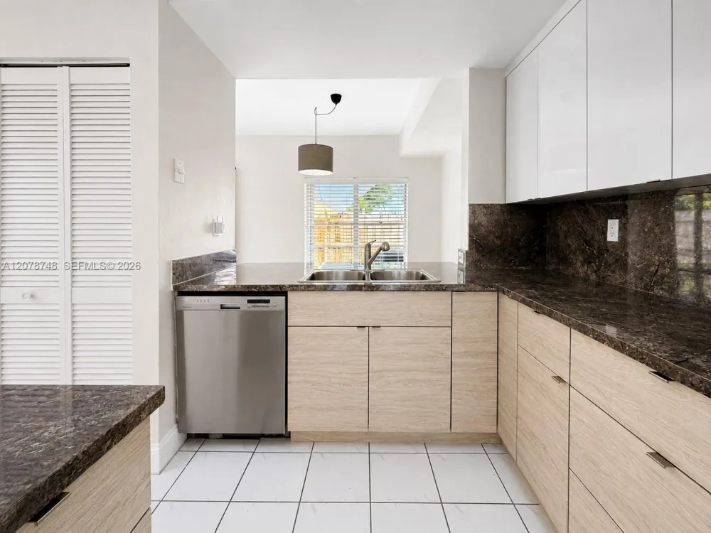 8210 NW 191st Ln #19L Hialeah, FL 33015