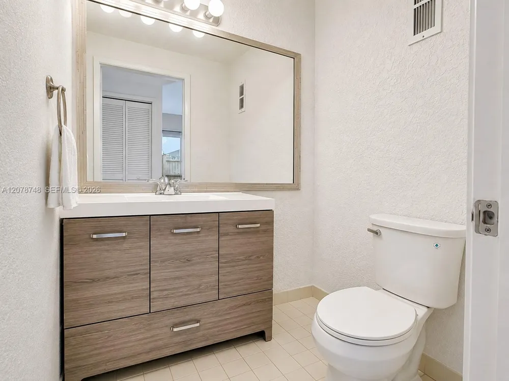 8210 NW 191st Ln #19L Hialeah, FL 33015