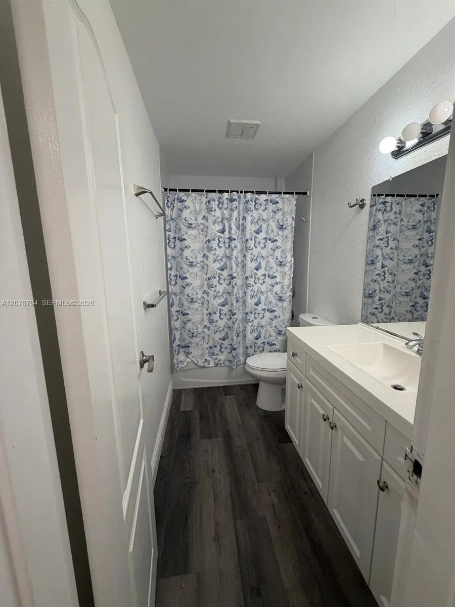 5201 Geneva Way #311 Doral, FL 33166