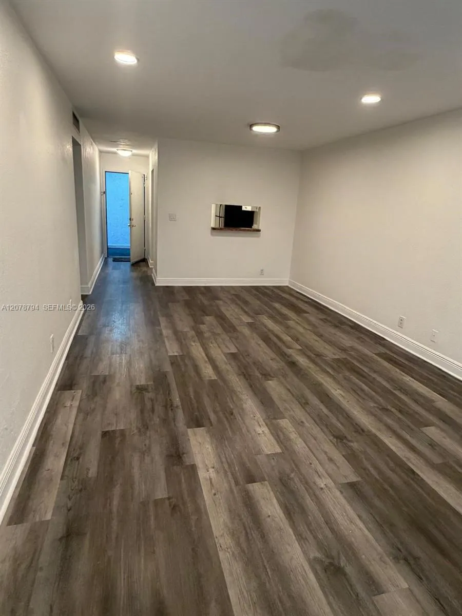 5201 Geneva Way #311 Doral, FL 33166