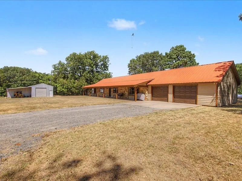 1816 County Road 2040 Ravenna, TX 75476
