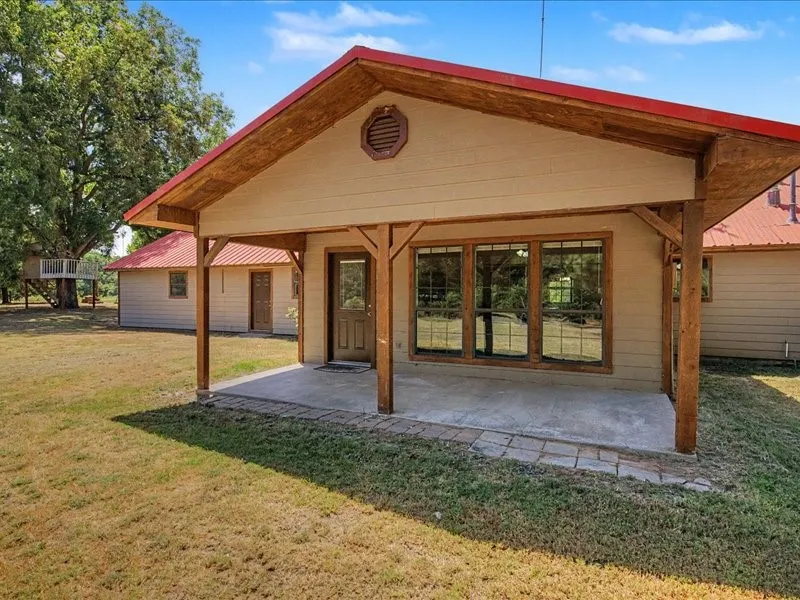 1816 County Road 2040 Ravenna, TX 75476