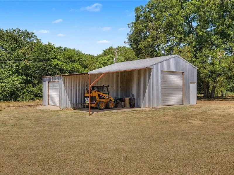 1816 County Road 2040 Ravenna, TX 75476