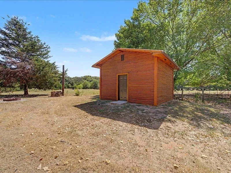 1816 County Road 2040 Ravenna, TX 75476