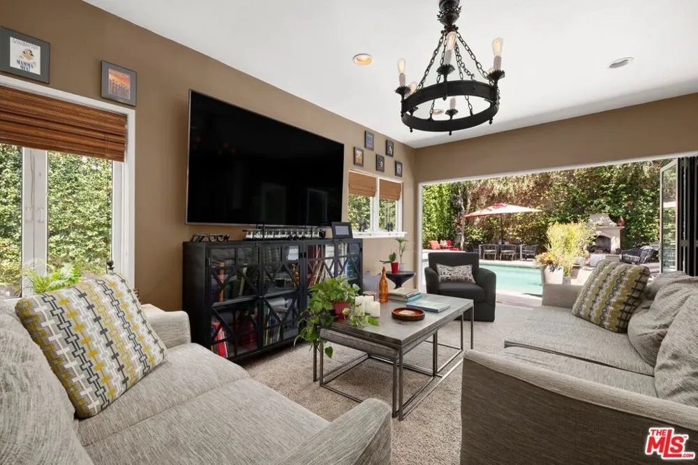 6141 Warner Drive Los Angeles, CA 90048