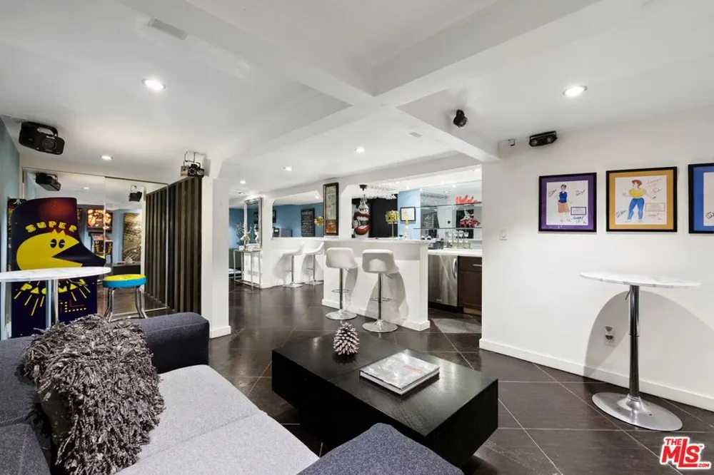 6141 Warner Drive Los Angeles, CA 90048