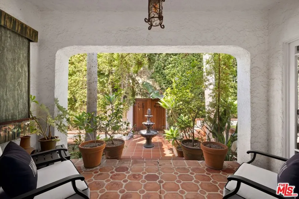 6141 Warner Drive Los Angeles, CA 90048