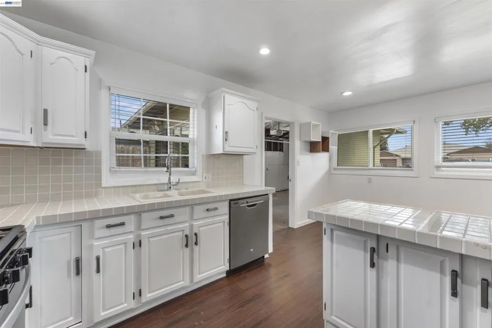 354 Berry Ave Hayward, CA 94544