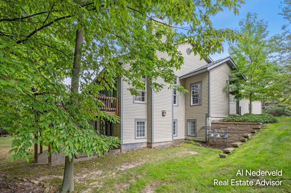 2126 S Cross Creek Drive SE Grand Rapids, MI 49508