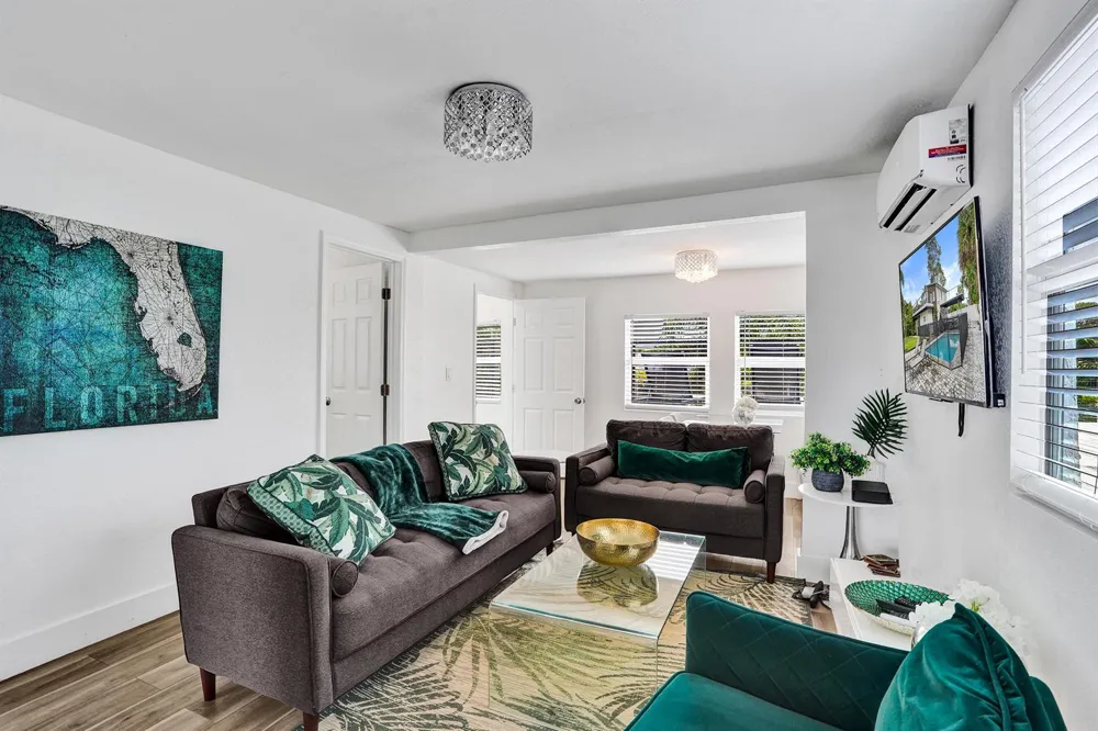 311 SE 3rd Avenue #Upstairs Delray Beach, FL 33483
