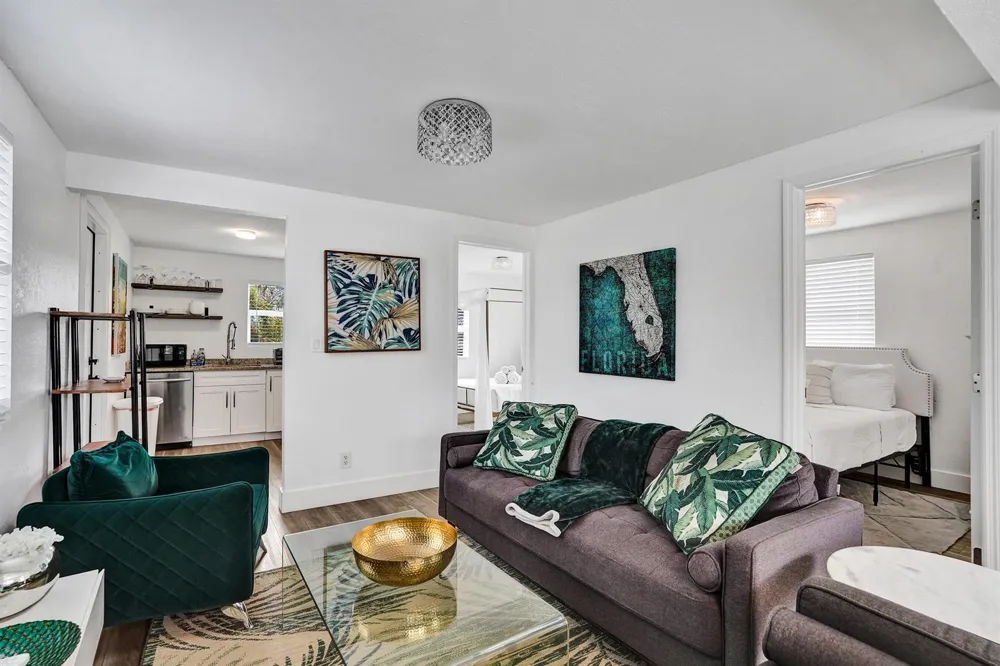 311 SE 3rd Avenue #Upstairs Delray Beach, FL 33483