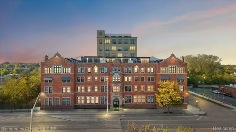 6533 E Jefferson Avenue #307