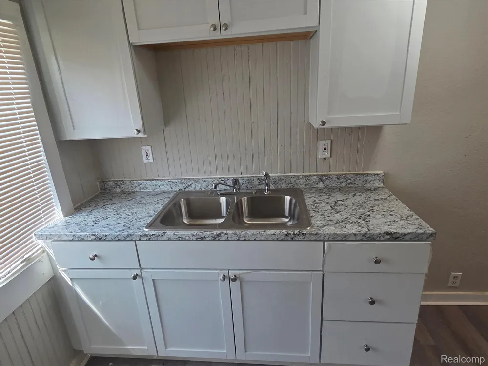 7210 Rivard Avenue Warren City, MI 48091