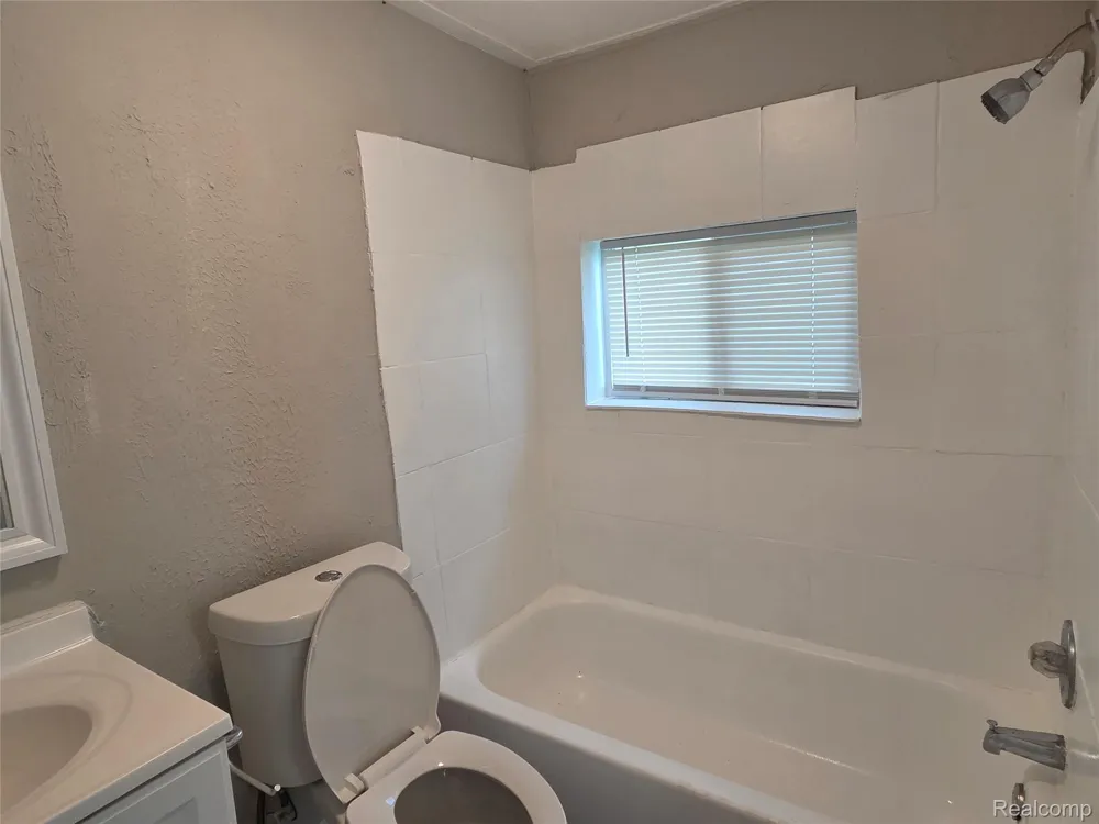7210 Rivard Avenue Warren City, MI 48091