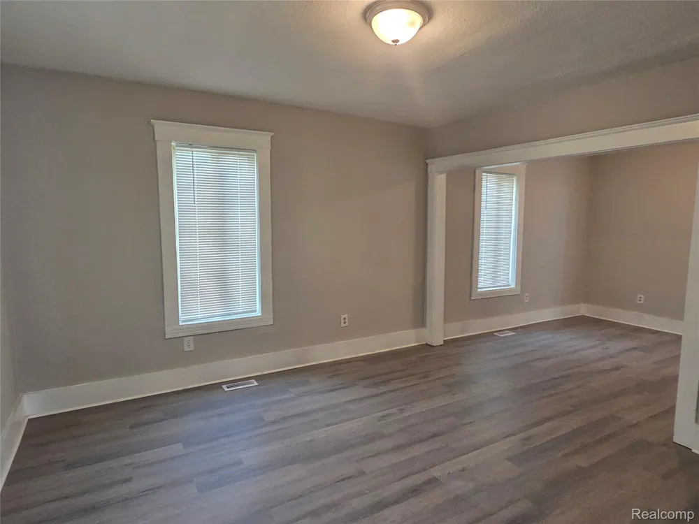 7210 Rivard Avenue Warren City, MI 48091