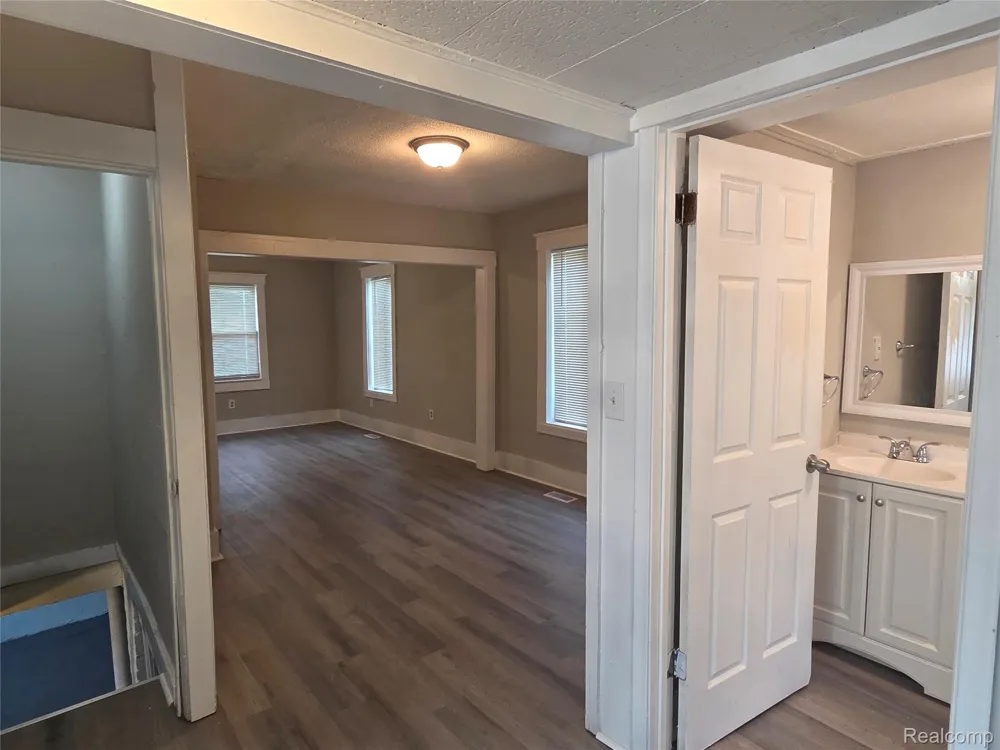 7210 Rivard Avenue Warren City, MI 48091