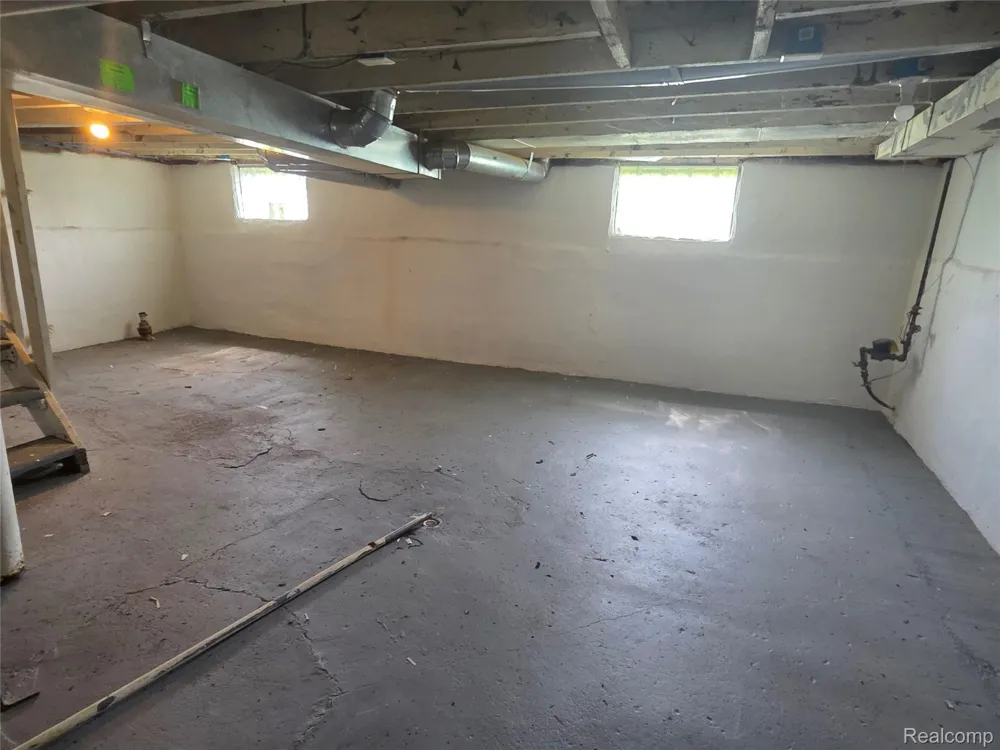 7210 Rivard Avenue Warren City, MI 48091
