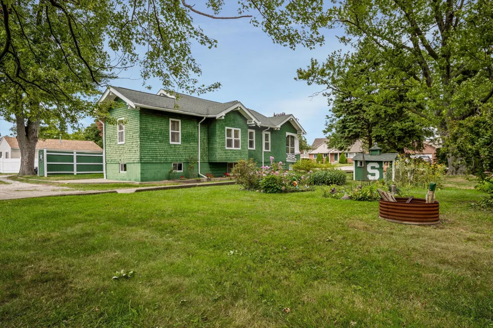 18710 Common Road Roseville, MI 48066