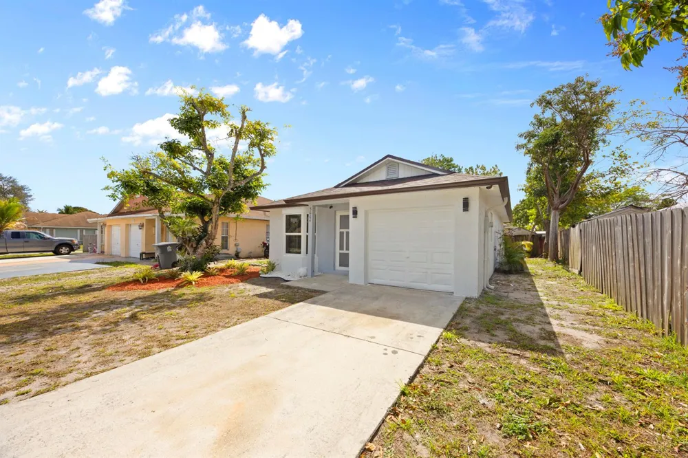 5664 BOYNTON Crescent Boynton Beach, FL 33437