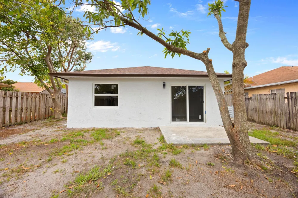 5664 BOYNTON Crescent Boynton Beach, FL 33437