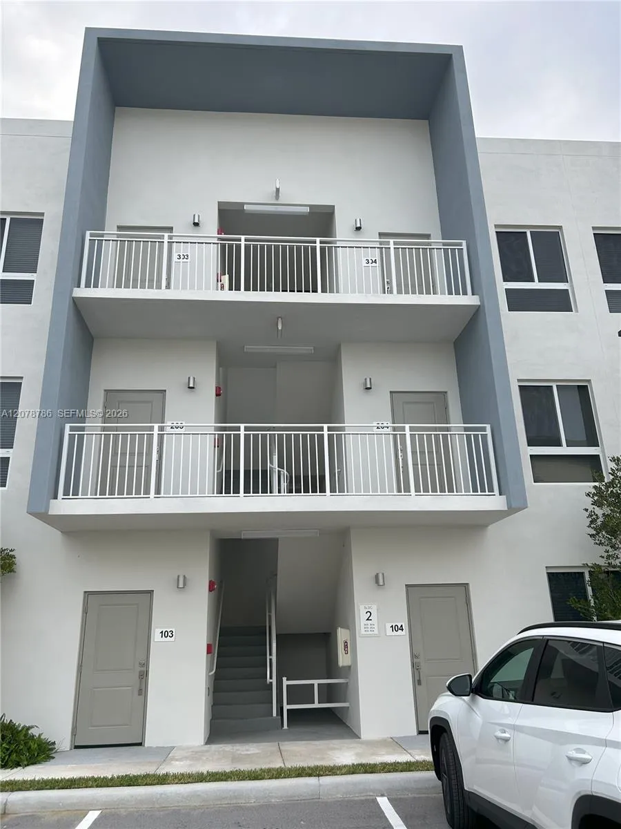 610 NE 2nd St #304 Dania Beach, FL 33004