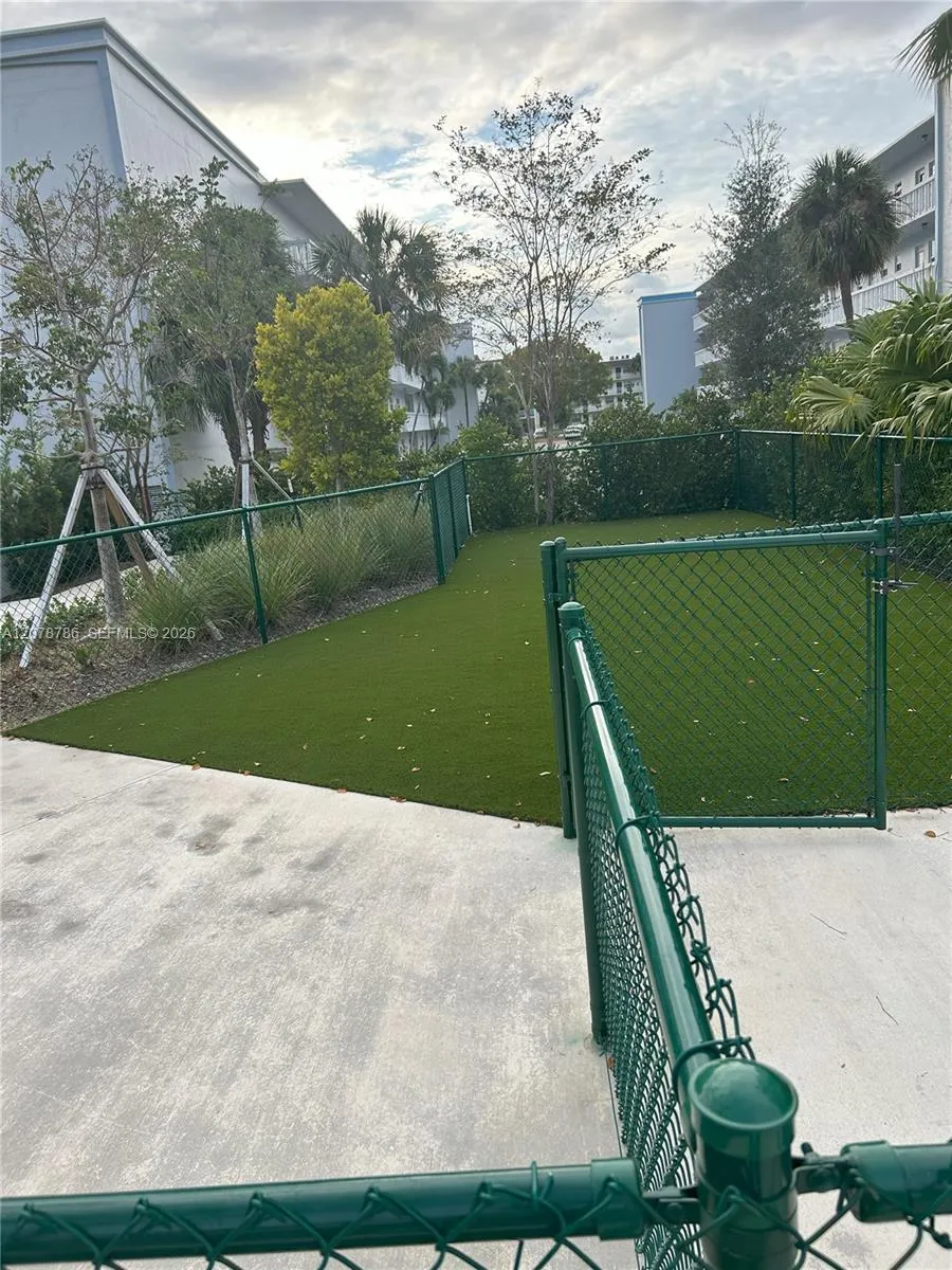 610 NE 2nd St #304 Dania Beach, FL 33004