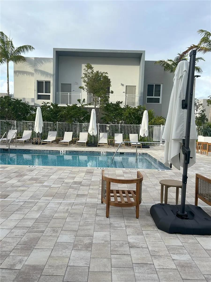 610 NE 2nd St #304 Dania Beach, FL 33004