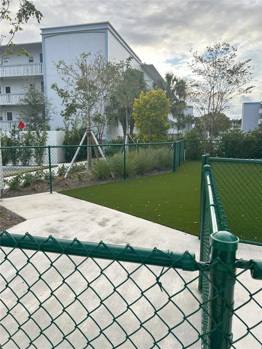 610 NE 2nd St #304 Dania Beach, FL 33004