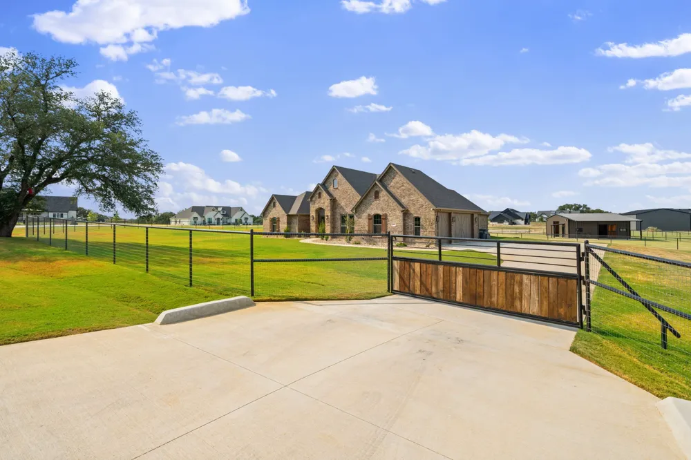 460 Royal Santana Run Weatherford, TX 76087