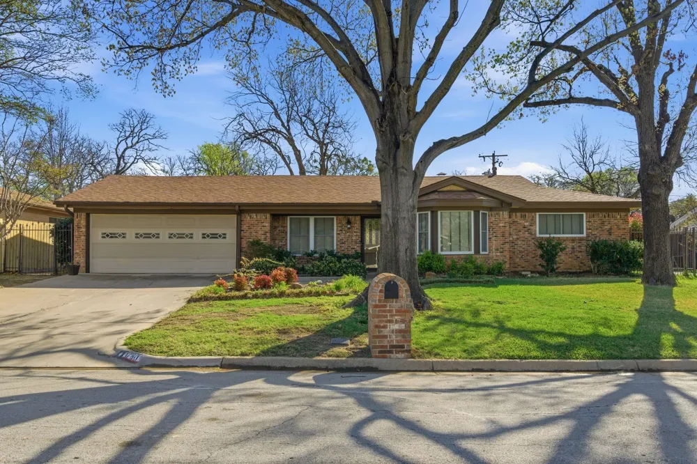 1760 Acorn Lane Hurst, TX 76054