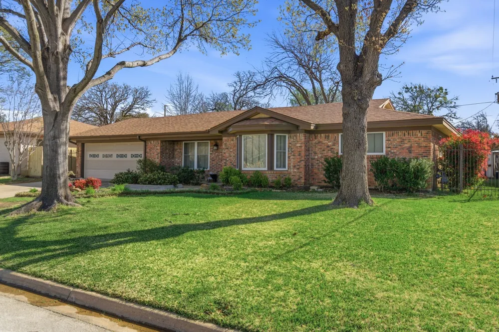 1760 Acorn Lane Hurst, TX 76054