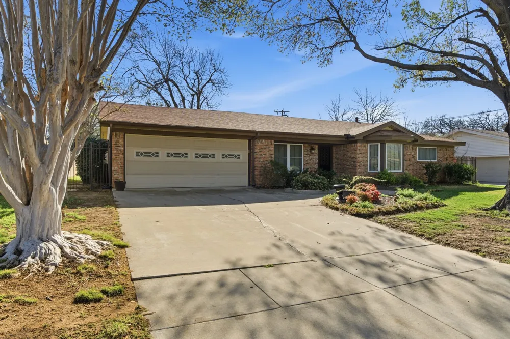 1760 Acorn Lane Hurst, TX 76054