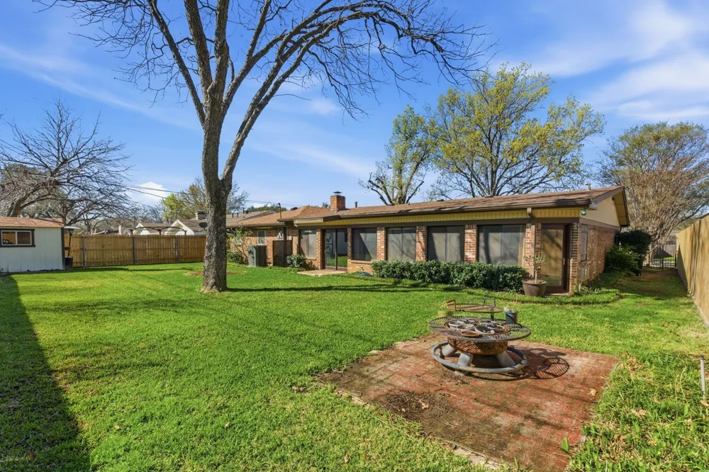 1760 Acorn Lane Hurst, TX 76054