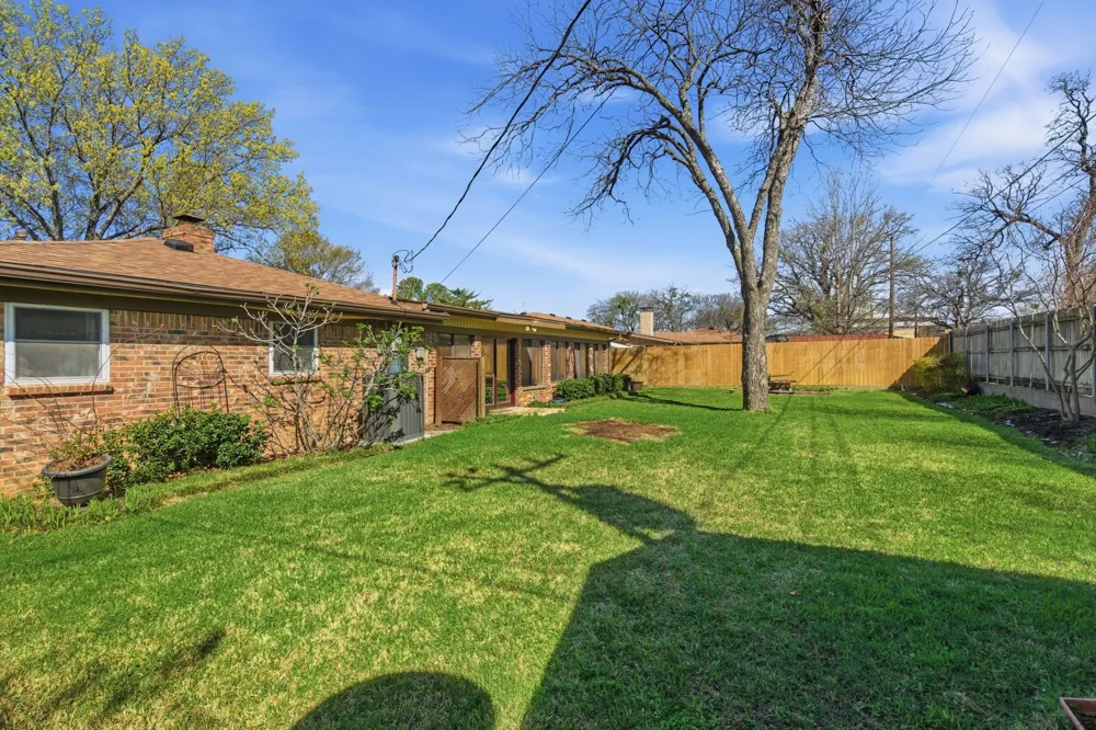 1760 Acorn Lane Hurst, TX 76054
