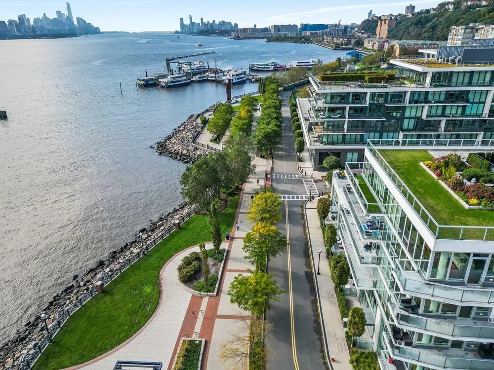 1000 AVENUE AT PORT IMPERIAL Weehawken, NJ 07087