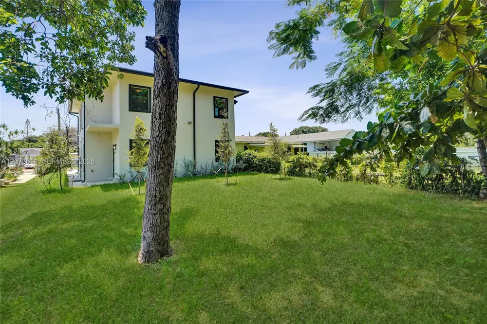 3051 NW 59th St Miami, FL 33142
