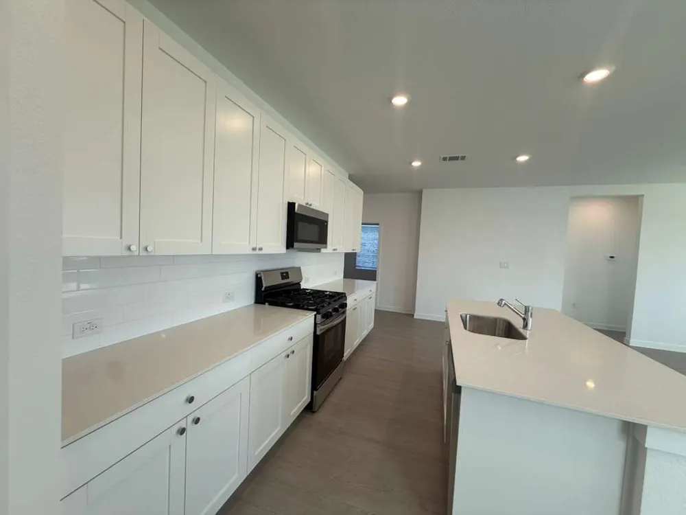 124 Brabham Loop Hutto, TX 78634