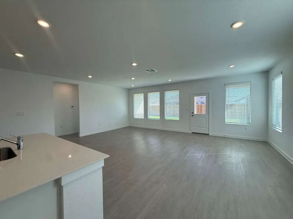 124 Brabham Loop Hutto, TX 78634