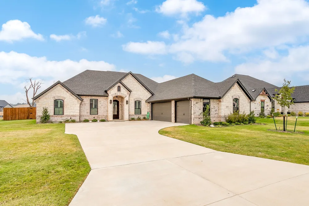 2172 Middlewood Circle Granbury, TX 76049