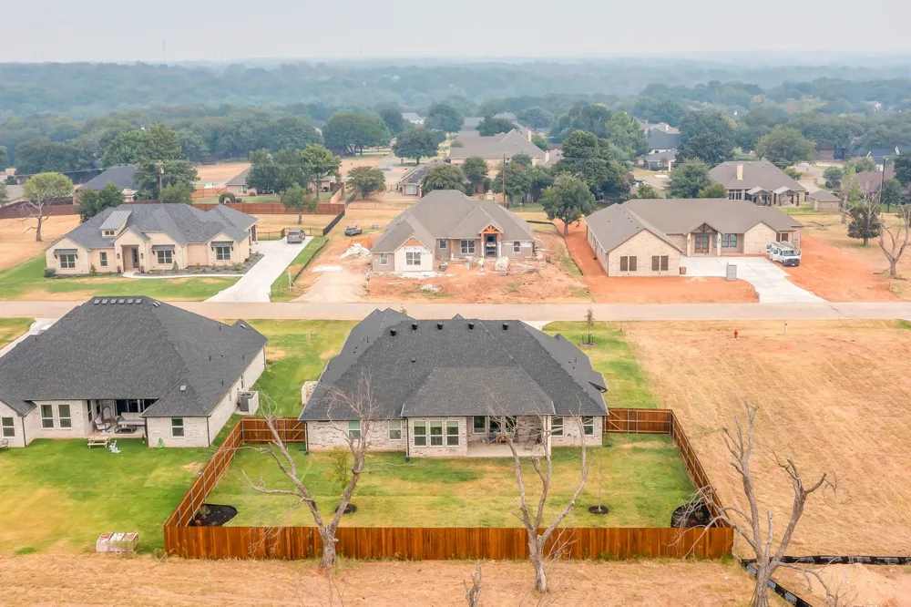 2172 Middlewood Circle Granbury, TX 76049