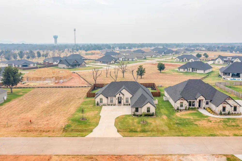 2172 Middlewood Circle Granbury, TX 76049