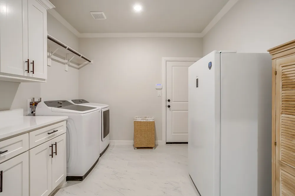 2172 Middlewood Circle Granbury, TX 76049