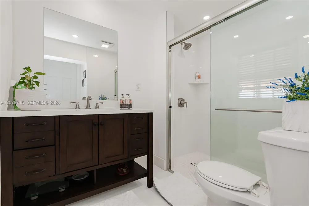 359 W 35th St Hialeah, FL 33012