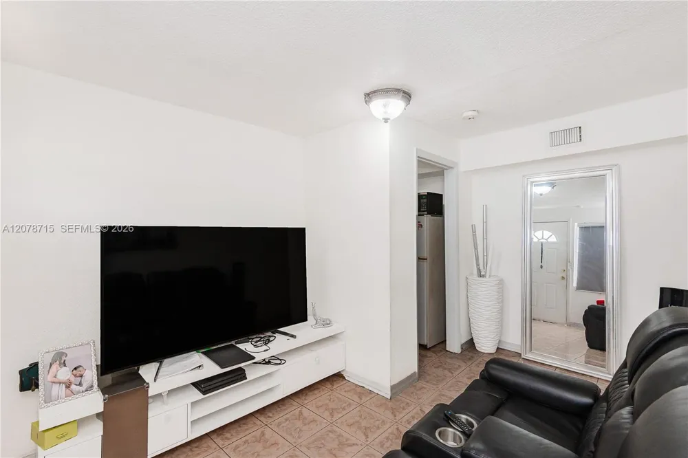 359 W 35th St Hialeah, FL 33012