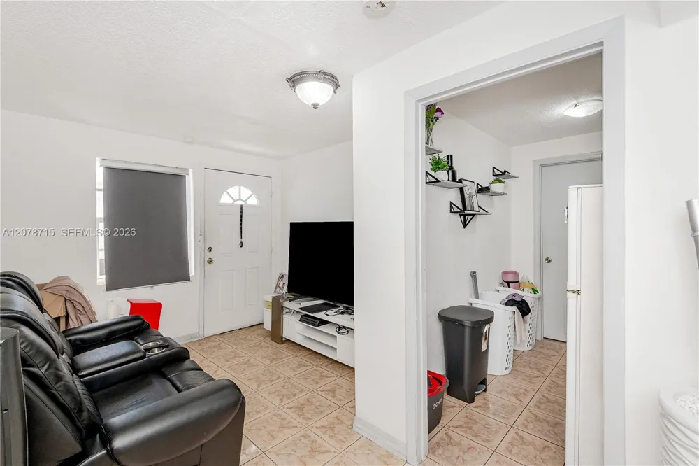 359 W 35th St Hialeah, FL 33012