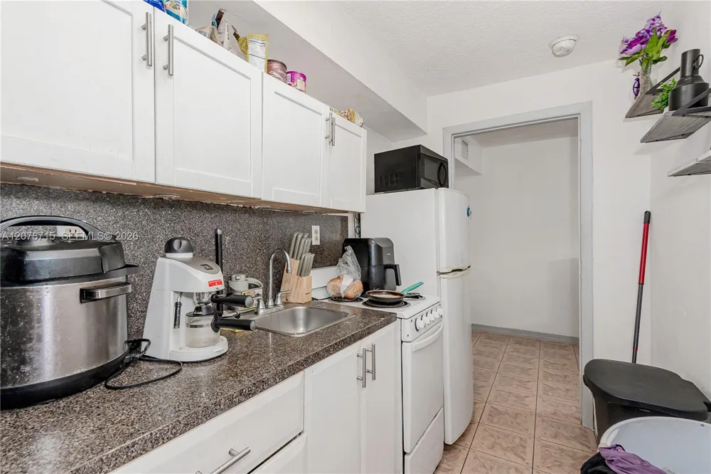 359 W 35th St Hialeah, FL 33012