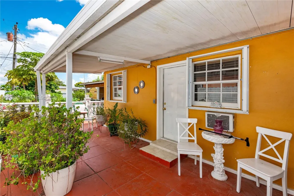 359 W 35th St Hialeah, FL 33012
